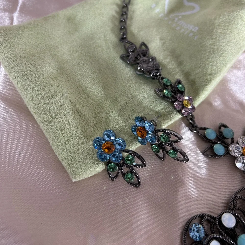 Sparkling Flower Crystals Necklace + Earrings Set - Picture 5 of 9